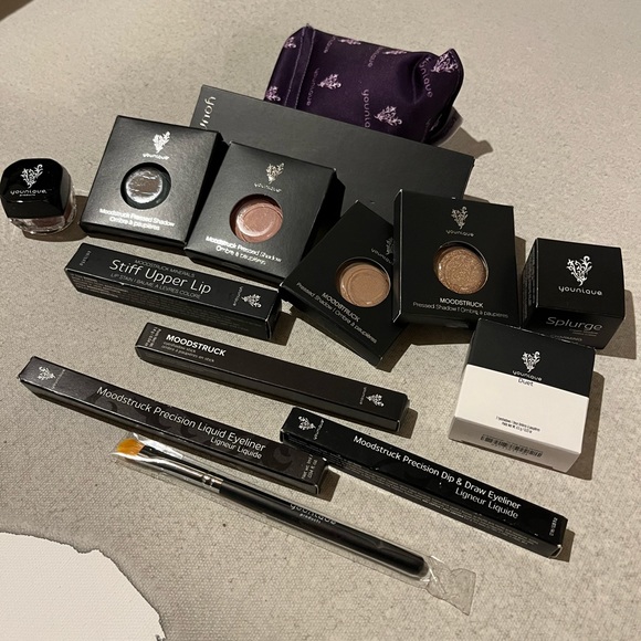 Younique eyeshadow lips makeup bundle on huge sale